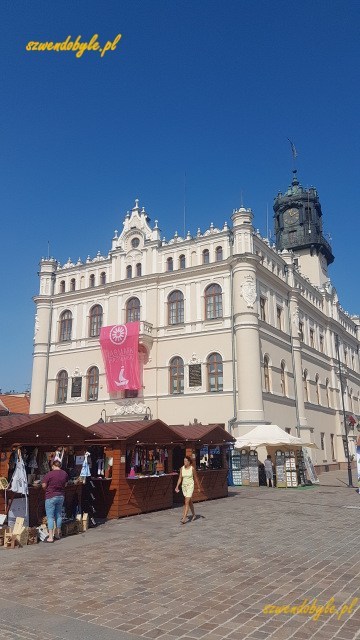 Jarosław, ratusz na tle stoisk w czasie jarmarku, sierpień 2023.