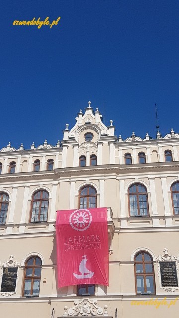 Jarosław, ratusz ozdobiony na czas jarmarku, sierpień 2023.