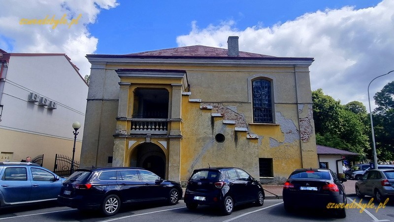Podkarpacie, Łańcut. Synagoga i zaparkowane przed nią auta. 20250730_115105-ink