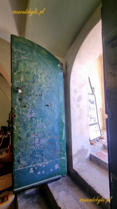 Podkarpacie, Łańcut. Widok z wnętrze synagogi na uchylone drzwi wejściowe. 20250730_120813-ink