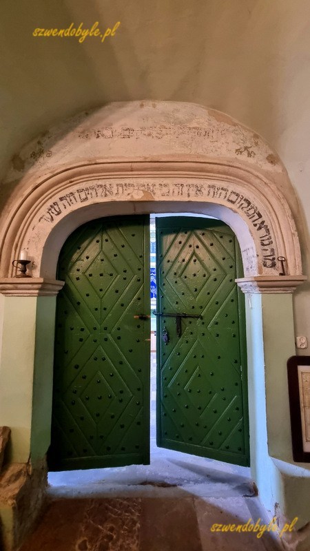 Podkarpacie, Łańcut. Widok z przedsionka na drzwi hali gł&oacute;wnej synagogi. Na kamiennym portalu ponad drzwiami wyryty napis po hebrajsku. 20250730_122713-ink