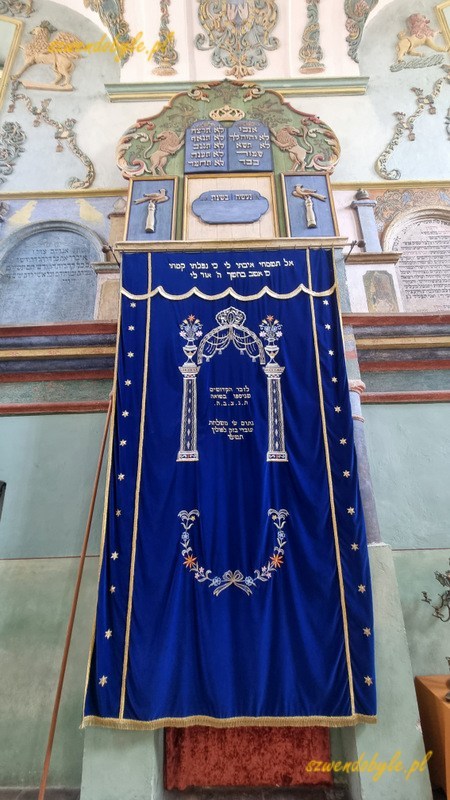 Podkarpacie, Łańcut. Wnętrze synagogi. Zasłona (parochet) wisząca na aron ha-kodesz. 20250730_123023-ink