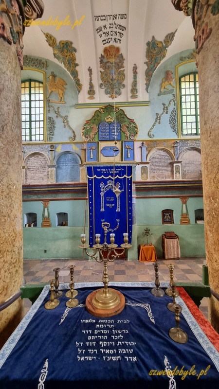 Podkarpacie, Łańcut. Wnętrze synagogi. Widok przez bimę w stronę granatowej zasłony 20250730_124244-ink