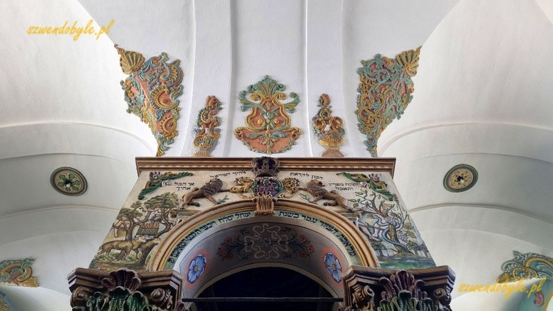 Podkarpacie, Łańcut. Wnętrze synagogi,widok na sufit i połączenie z bimą. 20250730_132217-ink