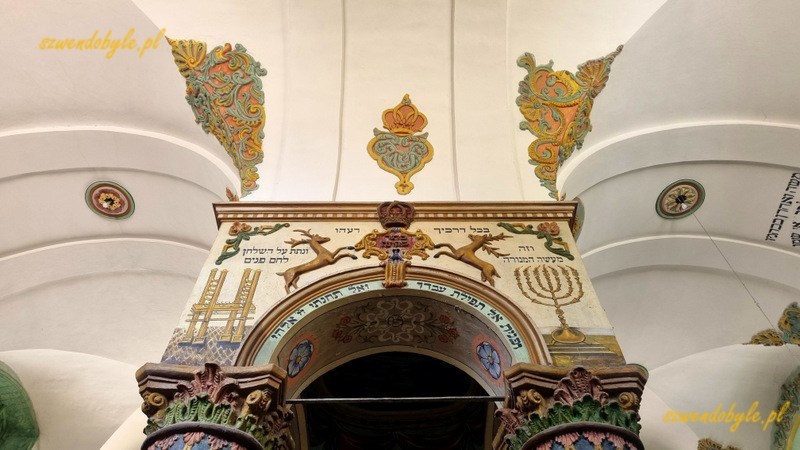 Podkarpacie, Łańcut. Wnętrze synagogi,widok na sufit i połączenie z bimą. 20250730_132232-ink