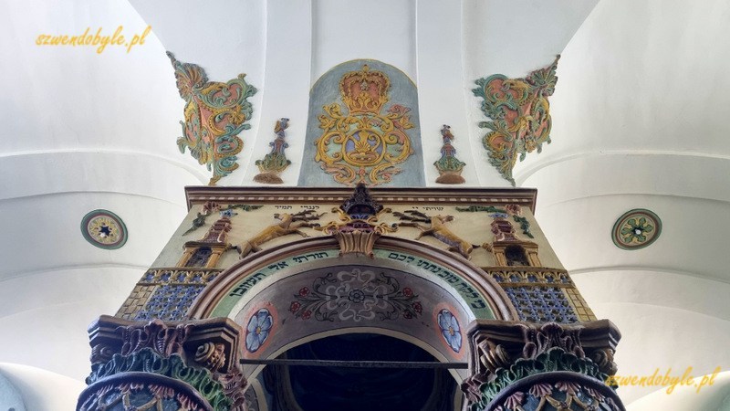 Podkarpacie, Łańcut. Wnętrze synagogi,widok na sufit i połączenie z bimą. 20250730_132248-ink