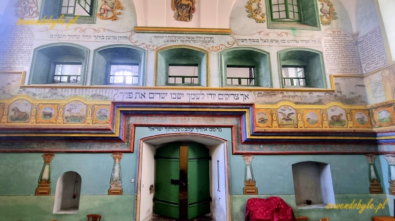 Podkarpacie, Łańcut. Wnętrze synagogi, widok od strony bimy na ścianę i drzwi wejściowe. Obok drzwi namalowane niewielkie kolumny. 20250730_132412-ink