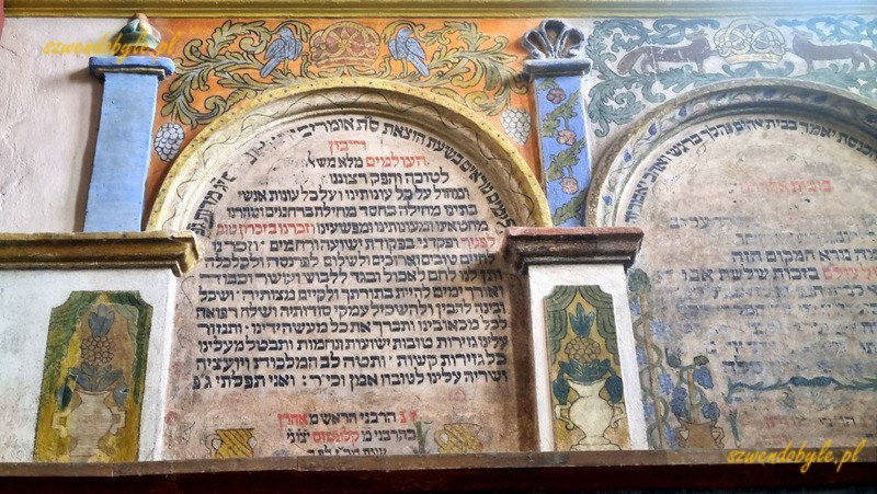 Podkarpacie, Łańcut. Wnętrze synagogi. Inskrypcje po hebrajsku. 20250730_132503-ink