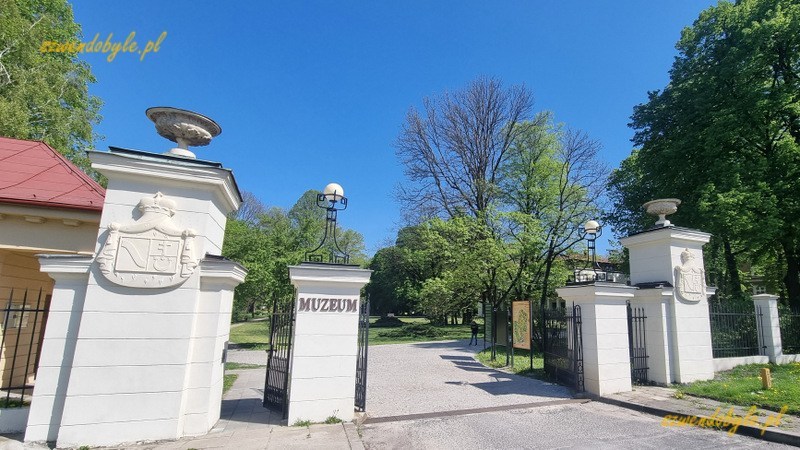 Przeworsk, brama wjazdowa do parku i pałacu Lubomirskich. Na jednym z filarów napis "MUZEUM". 20240412_114416-ink