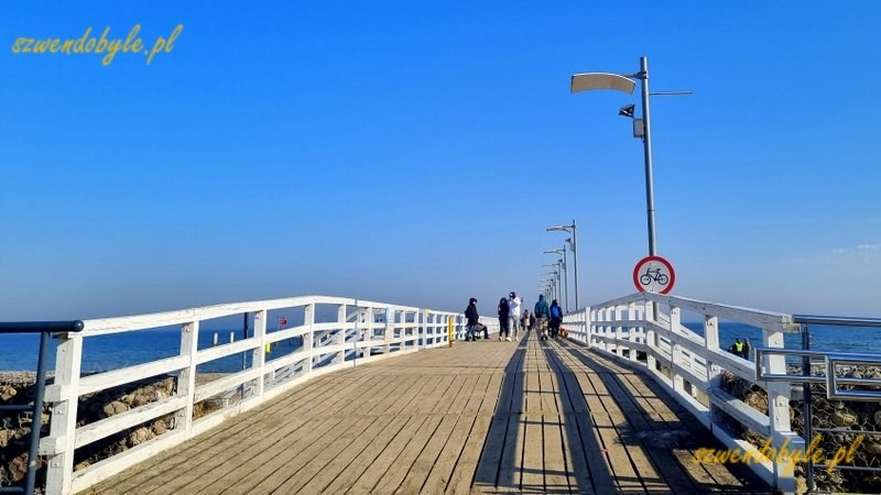 Gdynia - molo w miejscowości Mechelinki. Po bokach zejścia prosto na plażę. 20260228_121505-ink