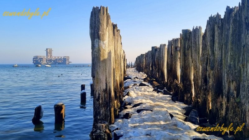Gdynia, Babie Doły. Widok na szpaler pali wbitych w dno morza. Na lewo od nich torpedownia. 20260228_091512-ink