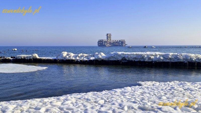 Gdynia, Babie Doły. Widok na pale wbite w dno morza. Pośrodku zdjęcia torpedownia. 20260228_091836-ink