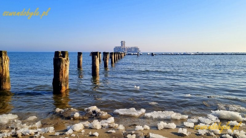 Gdynia, Babie Doły. Widok na pale wbite w dno morza. Pośrodku zdjęcia torpedownia. 20260228_092427-ink