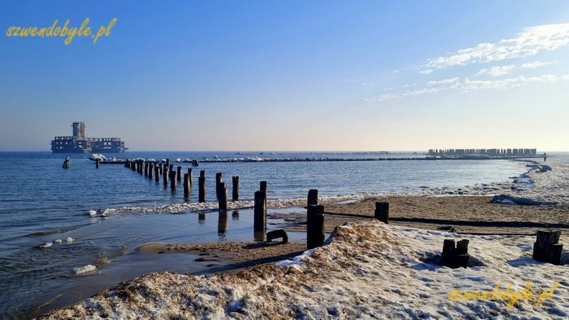 Gdynia, Babie Doły. Widok na pale wbite w dno morza. Pośrodku zdjęcia torpedownia. 20260228_092715-ink