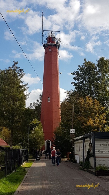 Hel, latarnia morska. Zdjęcie wykonane podczas ładnej pogody wrześniowej, widać kilku spacerowiczów.