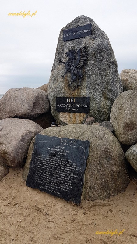 Hel, głaz-obelisk "Kopiec Kaszubów", poniżej tablica z napisem "Hel. Początek Polski'.