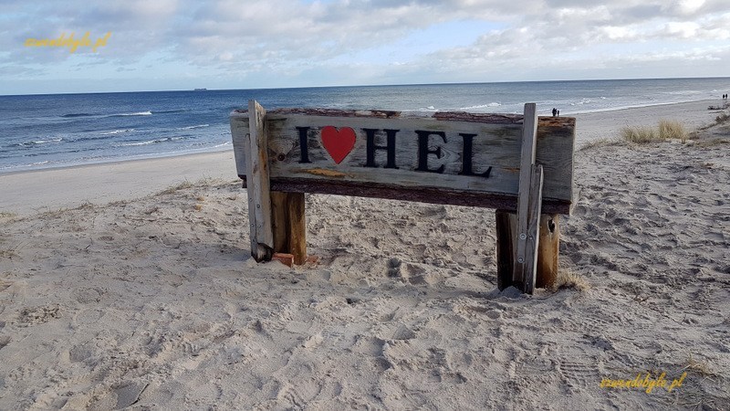 Tablica "I love Hel" na plaży.