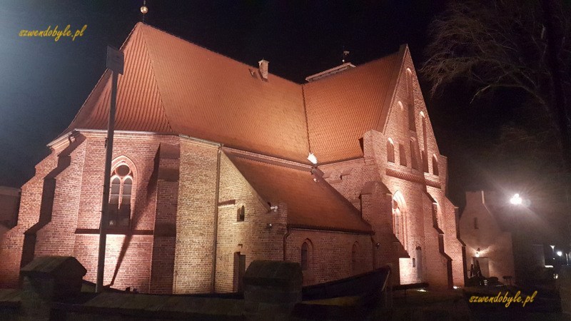 Hel. Stary kościół ewangelicki, obecnie muzeum rybołówstwa. Zdjęcie zrobione nocą, budynek kościoła oświetlony.