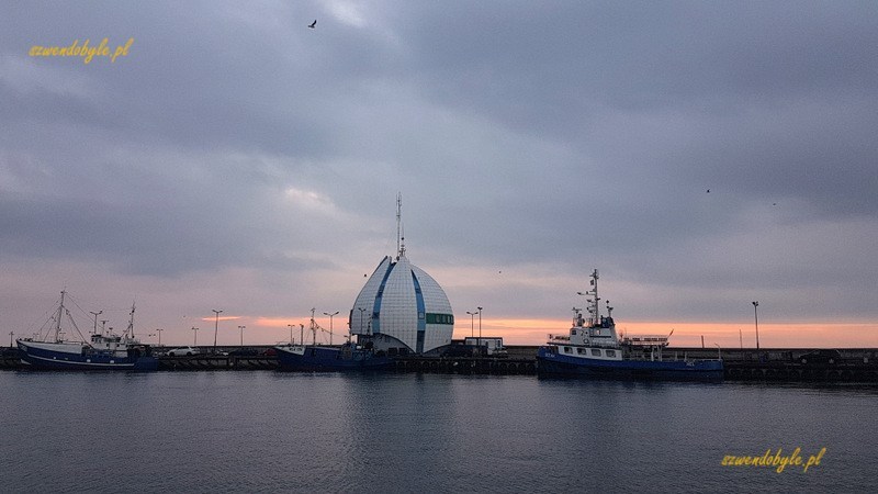 Hel, port rybacki na tle zachodu słońca.