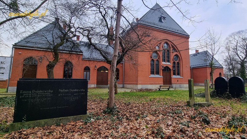 Gliwice, dom przedpogrzebowy na cmentarzu żydowskim. Zdjęcie budynku od strony cmentarza.