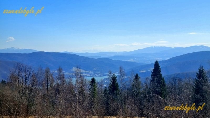 Widok na Beskidy od z Hrobaczej Łąki. 20260314_122044-ink