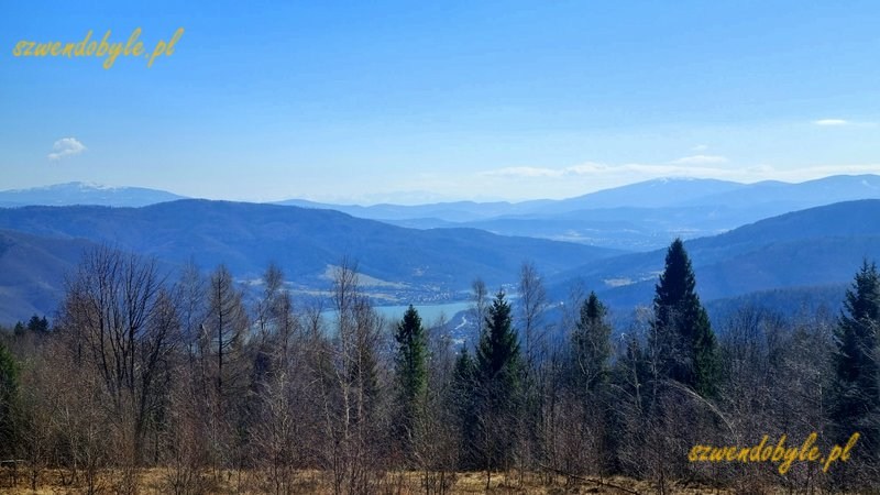 Kozy, Hrobacza Łąka. Panorama Beskid&oacute;w z punktu widokowego na południowym stoku, nieopodal schroniska. 20260314_122046-ink