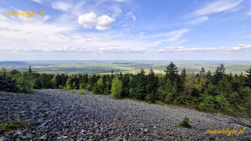 Góry Świętokrzyskie - Łysa Góra. Widok na gołoborze z platformy widokowej. 20250421_143656-ink