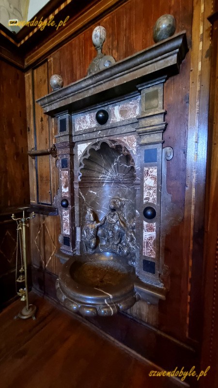 Góry Świętokrzyskie - Łysa Góra. Dawny klasztor benedyktynów, Bazylika mniejsza pw. Trójcy Świętej i sanktuarium relikwii Drzewa Krzyża Świętego. Lawaterz - kamienna umywalka w zakrystii, 20250421_151213-ink