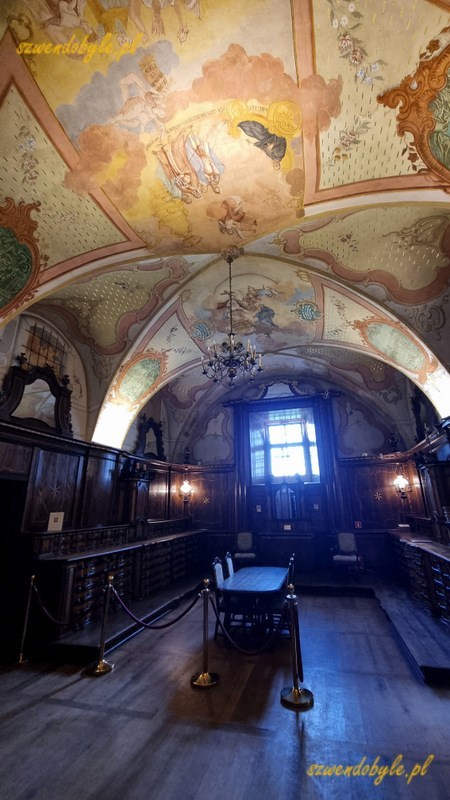 Góry Świętokrzyskie - Łysa Góra. Dawny klasztor benedyktynów, Bazylika mniejsza pw. Trójcy Świętej i sanktuarium relikwii Drzewa Krzyża Świętego. Wnętrze zakrystii kościelnej, freski na suficie. 20250421_151343-ink