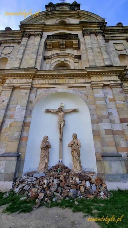 Góry Świętokrzyskie - Łysa Góra. Dawny klasztor benedyktynów, Bazylika mniejsza pw. Trójcy Świętej i sanktuarium relikwii Drzewa Krzyża Świętego. Fasada kościoła. 20250421_153127-ink