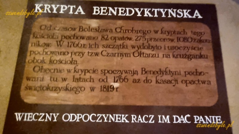 Góry Świętokrzyskie - Łysa Góra. Dawny klasztor benedyktynów, Bazylika mniejsza pw. Trójcy Świętej i sanktuarium relikwii Drzewa Krzyża Świętego. Krypta - tablica informująca, że jest to miejsce pochówku benedyktynów od czasów Bolesława Chrobrego do 1819 roku (kasacja opactwa świętokrzyskiego). 20250421_153338-ink