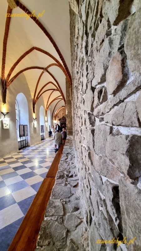 Góry Świętokrzyskie - Łysa Góra. Dawny klasztor benedyktynów, Bazylika mniejsza pw. Trójcy Świętej i sanktuarium relikwii Drzewa Krzyża Świętego. Korytarz klasztorny. 20250421_155302-ink