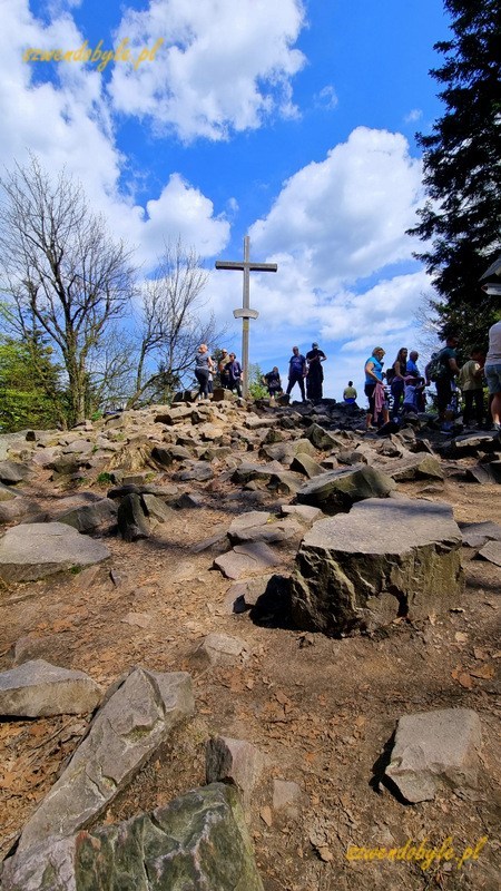 Łysogóry. Łysica - krzyż na szczycie, 614 m n.p.m.. 20250421_120508-ink