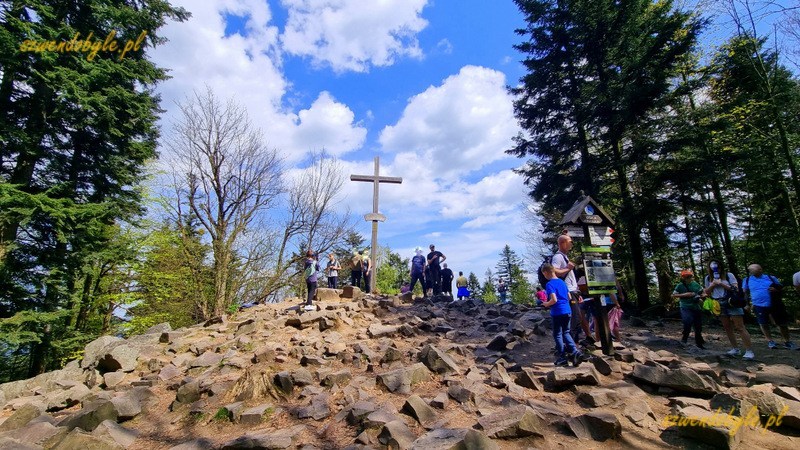 Łysogóry. Łysica - krzyż na szczycie, 614 m n.p.m.. 20250421_120522-ink