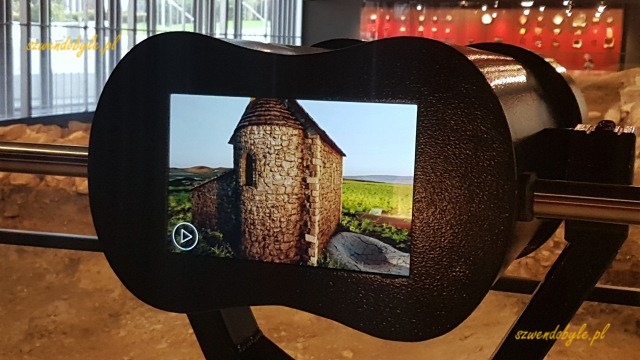 Wiślica, okulary 3D w Muzeum Archeologicznym.