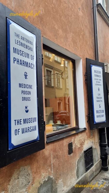 Warszawa, Muzeum Farmacji. Okno i okiennice z reklamą muzeum.