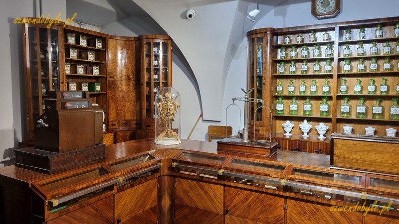 Warszawa, Muzeum Farmacji. Meble z dawnej apteki.