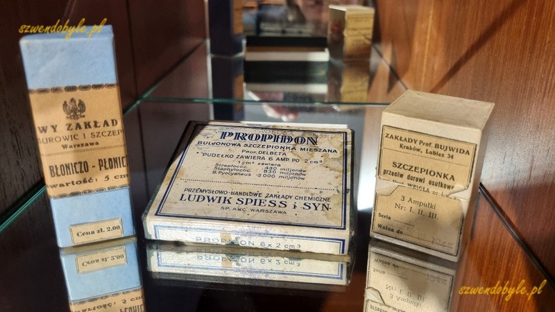 Warszawa, Muzeum Farmacji. Tekturowe pudełeczka na lekarstwa.