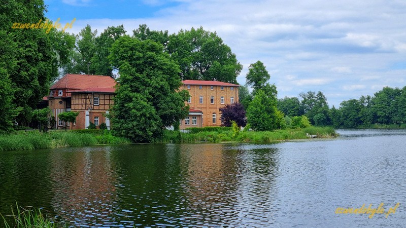 Trzcińsko-Zdrój, budynki dawnego sanatorium nad brzegiem jeziora. 20240625_152855-ink