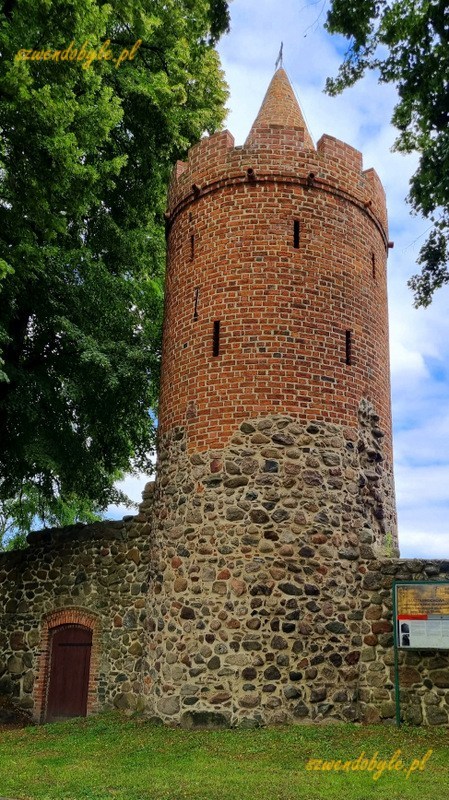 Trzcińsko-Zdrój, fragment murów miejskich i baszta Prochowa.20240625_155048-ink