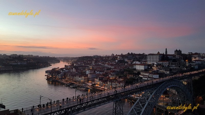 Porto, most Luwika I. Widok na most, na niebie zachód słońca.
