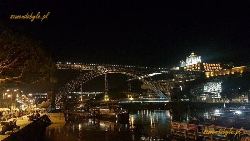 Port, most Ludwika I. Widok nocny z nabrzeża Ribeira.