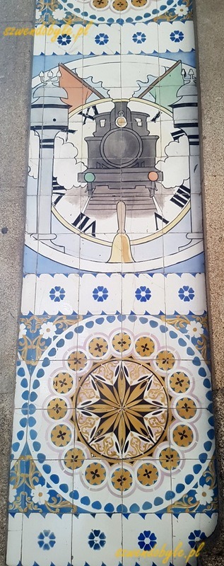 Porto, dworzec São Bento. Wnętrze dworca, płytki azulejos z widokiem lokomotywy parowej.