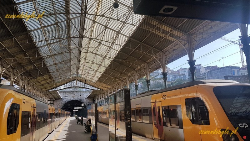 Porto, dworzec São Bento. Pociągi podmiejskie przy peronie. N końcu peronu zaczyna się tunel.