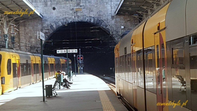 Porto, dworzec São Bento. Wnętrze dworca, pociąg podmiejski wjeżdża do tunelu przy końcu peronu.