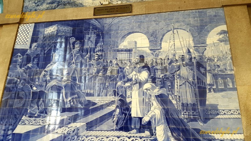 Porto, dworzec São Bento. Wnętrze dworca, płytki azulejos. Scena pokazująca Egasa Moniza i przed królem Kastylii Alfonsem VII.