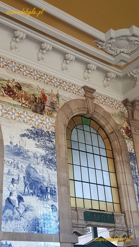 Porto, dworzec São Bento. Wnętrze dworca, płytki azulejos.