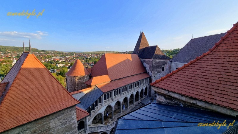 Rumunia, Hunedoara. Zamek Corvin. Widok na dachy zamku z wieży. Widać także fragment dziedzińca. 20240907_180610-ink