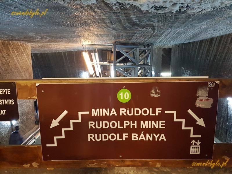 Rumunia, Salina Turda. Tabliczka wskazującakierunek - schody w dół i winda do Mina Rudolf. 20230917_134217-ink