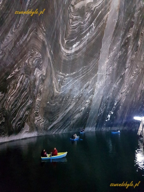 Rumunia, Salina Turda. Skała z pasmami soli, podziemne jezioro, na nim łódki z pasażerami. 20230917_140450-ink